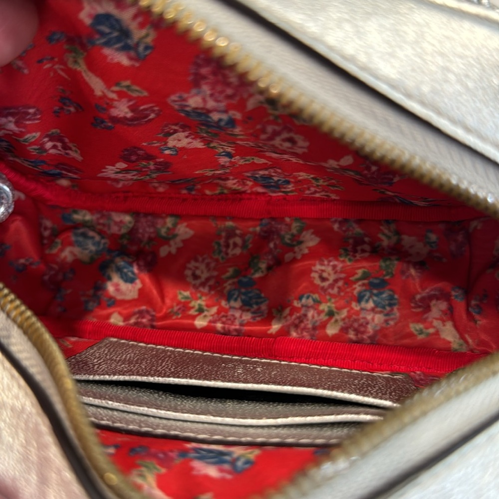 Silver Quilted GG Logo Crossbody NWOT - Picture 6 of 6